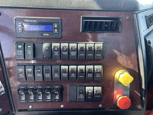 2020 WESTERN STAR 4900FA in Heavy Trucks in Saskatoon - Image 18