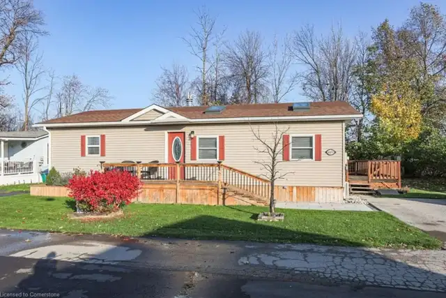 UPDATED BUNGALOW IN GOLDEN HORSESHOE ESTATES - 2 BED, 1 BATH in Houses for Sale in Hamilton - Image 2