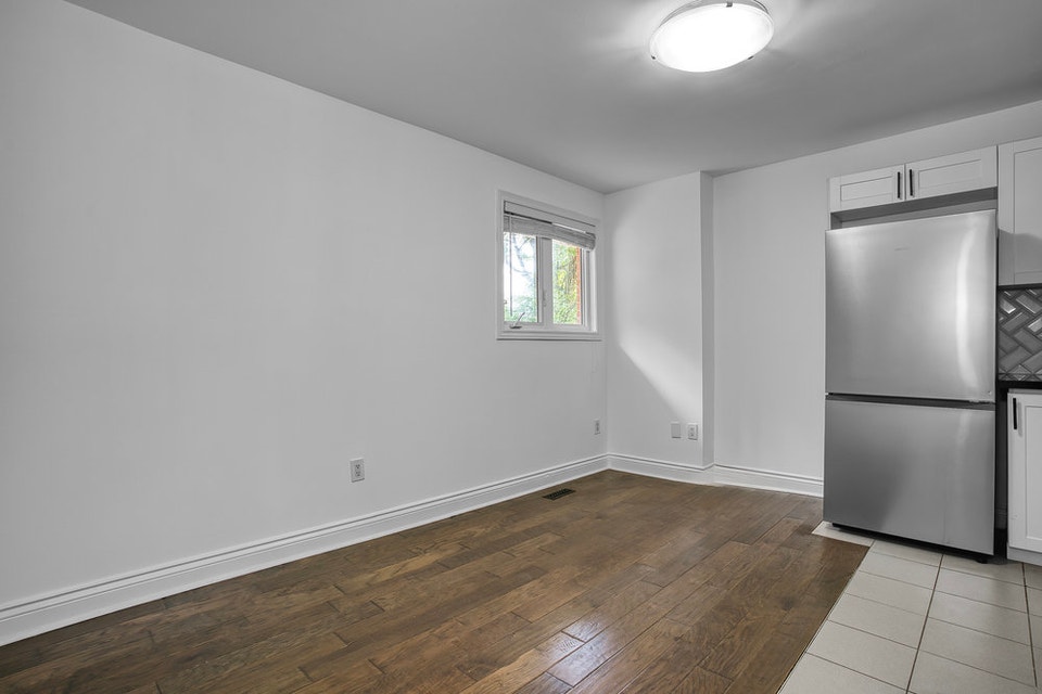 2-Bdrm Apt near Eglinton and Dufferin w/washer & dryer! 4