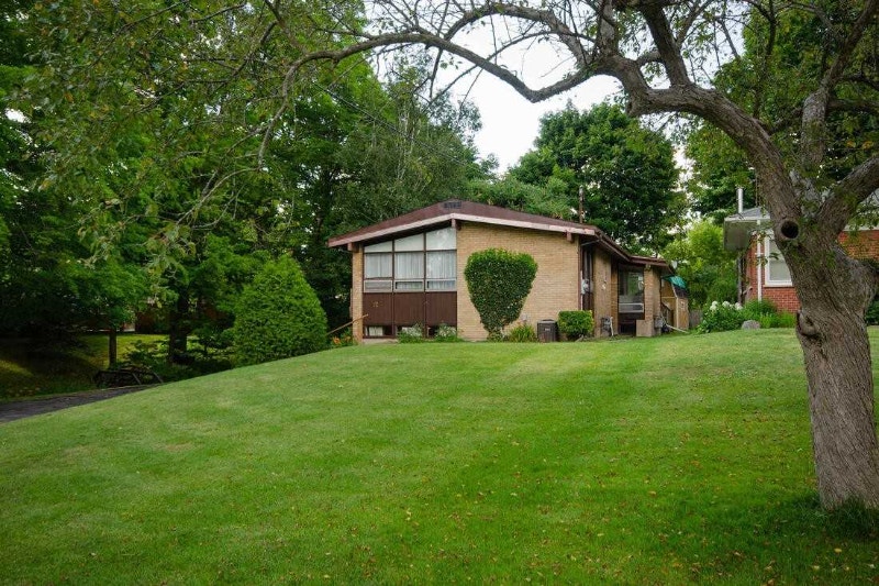 3+1 Bed Mid Century Raised Bungalow Cathedral Ceiling+ 2 Bath Houses for Sale Oshawa
