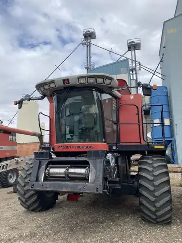 2006 MASSEY FERGUSON 9690 2038/2606 hours. 2006 Massey Ferguson 9690 .