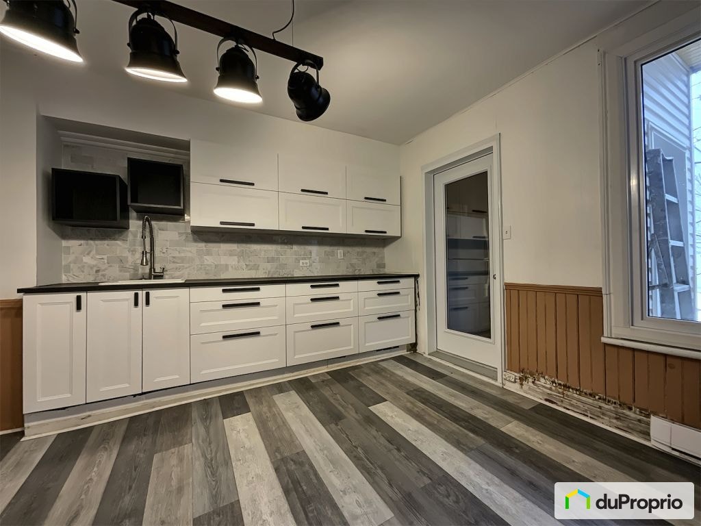 $575,000 - Triplex for sale in Saint-Roch — photo 1