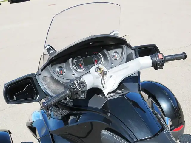 2011 Can-Am Spyder Roadster RT-Limited in Sport Touring in Cambridge - Image 12