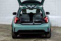 *English below* *Français:* Ce MINI Cooper S 3 portes 2025, affichant un bas kilométrage de seulemen... (image 7)