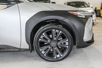 * BZ4X * XLE * 2023 * AWD * Mags * Toit vitré * Caméra de recul * Cuir Softex * Bluetooth * Recharge... (image 9)