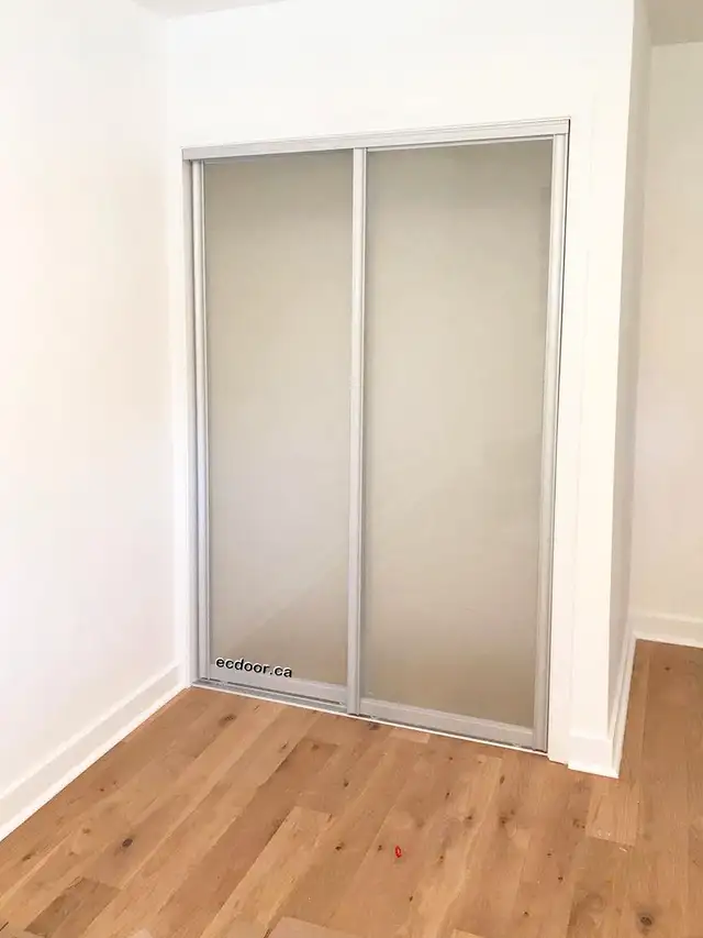 Closet doors: whiteboard & mirrored （Call 6479614328）62864745208449123