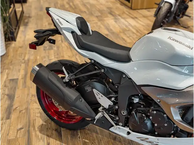 2025 Kawasaki Ninja ZX-6R // Pearl Robotic White/Metallic Graphi in Sport Bikes in Winnipeg - Image 11