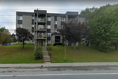 4 1/2 --- Carré Clémenceau (rue Clémenceau, boul. Saint-François et rue Kennedy Nord) À deux pas du...