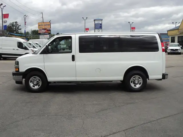 2022 Chevrolet Express 2500 LT RWD 6.6L8cylGas 12Passenger 135"W in Cars & Trucks in Brantford - Image 6