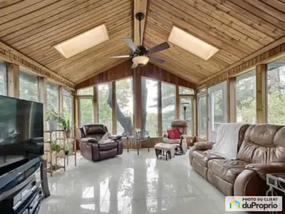 Style unique! Située dans un cul-de-sac avec voisinage familial où règne la tranquillité! Situé à 2...