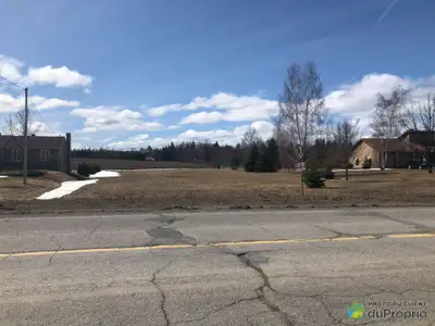 *Baisse de prix* Un terrain comme il n'y en a plus beaucoup à Témiscouata-sur-le-Lac! Situé dans un...