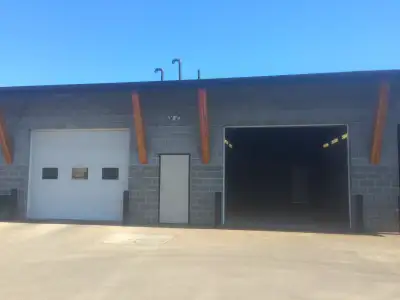 -480 square foot bay/ warehouse space located at the Kamloops Airport. -Includes 2 parking stalls an...