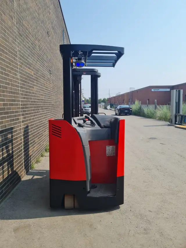 2017 RAYMOND DOCK STOCKER STAND UP FORKLIFT 3500LBS CAP 3 STAGE  in Heavy Equipment in Mississauga / Peel Region - Image 5