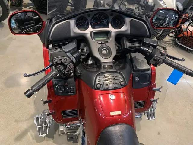 2001 Honda GL1800 Goldwing Touring in Sport Touring in Guelph - Image 11