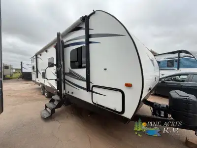 Start your next camping trip with this Outback Ultra Lite 293UBH travel trailer. Inside this model f...