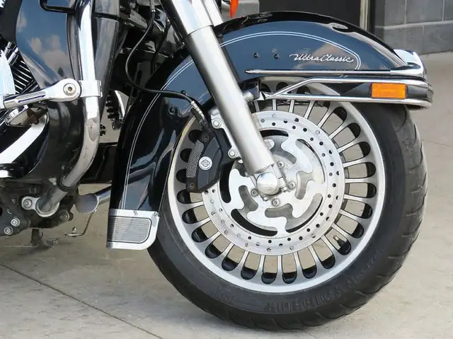 2009 Harley-Davidson FLHTCU Ultra Classic Electra Glide in Street, Cruisers & Choppers in Cambridge - Image 12