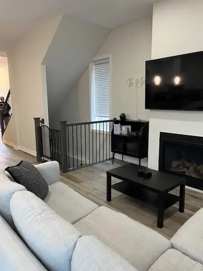 Beautiful Three Bedroom Townhouse 2.5 Bathrooms Luxury Master Bedroom Ensuite All Appliances and Win...