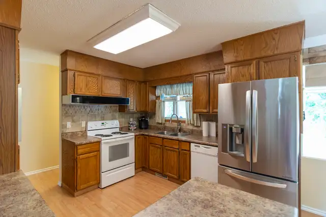 11 Fitzgerald Ave. 5 Bed 2 Bath Downtown Fenced yard in Long Term Rentals in Fort McMurray - Image 6