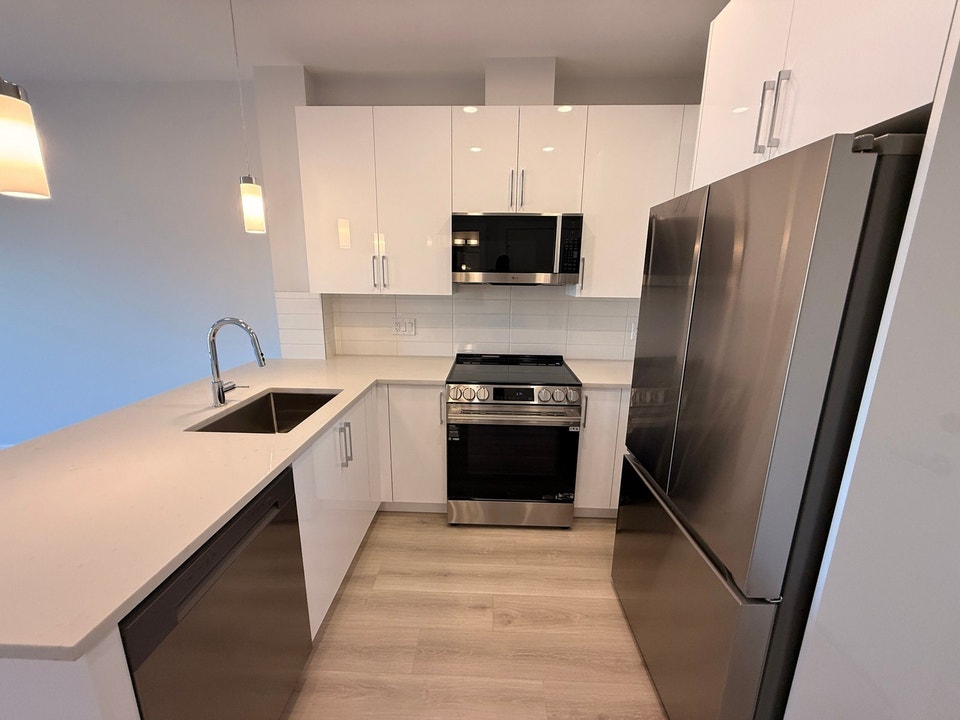 Bright 2 Bedroom Condo in Mission 3