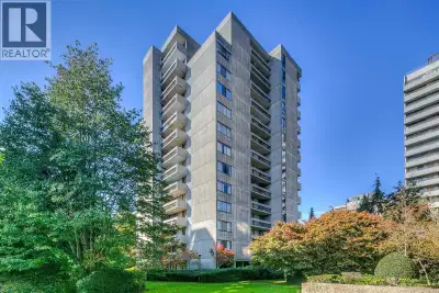 This bright and spacious 2-bedroom East facing, 1-bath condo on the 7th floor offers sweeping city v...