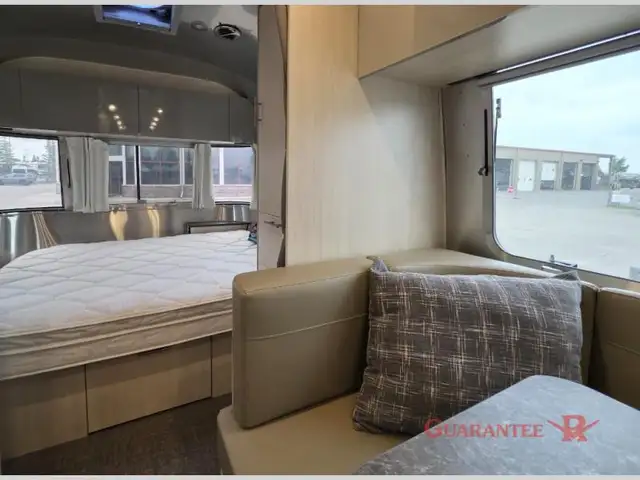 2022 Airstream Flying Cloud 23FB in Travel Trailers & Campers in Calgary - Image 15