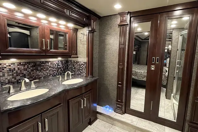 2014 American Coach Eagle 45T – Pre-Owned Class A Motorhome in RVs & Motorhomes in Red Deer - Image 38