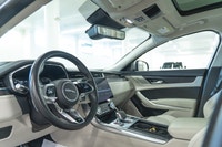 Jaguar XF P300 AWD R-Dynamic SE 2022: - Extérieur métallisé argent SILICON sur intérieur en cuir bla... (image 1)
