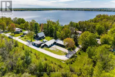 Welcome to 8 Robins Lane, a peaceful retreat just steps from the scenic shores of Lake Dalrymple. Th...