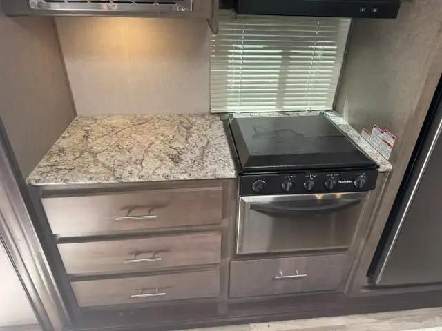 2019 Forest River SURVEYOR 285 IKLE in Travel Trailers & Campers in St. Albert - Image 19