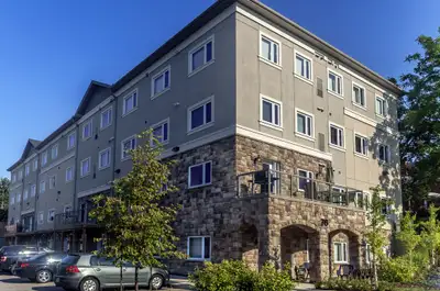Luxury 2 Bedroom Condo!Near Charles St E. & Ottawa St S.!