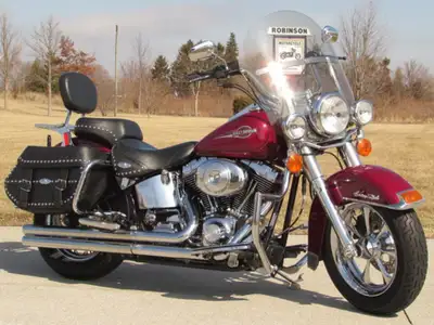 - Over $5,000 in Options - 42,000 miles - This 2006 Heritage Softail Classic in Ember Red Sunglo is...