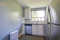 1 Crown Hill apartments in Etobicoke is a charming low rise that offers affordable laundry facilitie... (image 3)