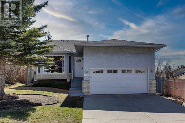 12 Hawkfield Rise NW Calgary, Alberta in Houses for Sale in Calgary