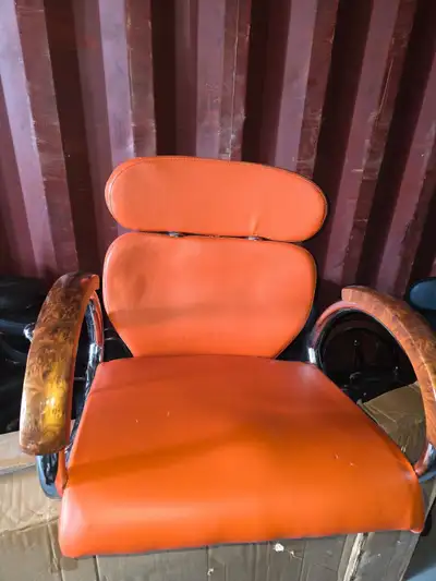 BARBER CHAIR AVAILABLE CALL 416 780 1700, View more
