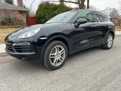 2014 PORSCHE CAYENNE AUTOMATIC ORIGINAL VERY WELL MAINTAINED , CLEAN CAR LOOKS AND DRIVES LIKE NEW ....