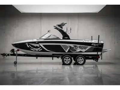 TIX0214HF212 Très beau bateau de surf Tigé RZR 2012, remis ? neuf avec soin par notre équipe! Il a b...