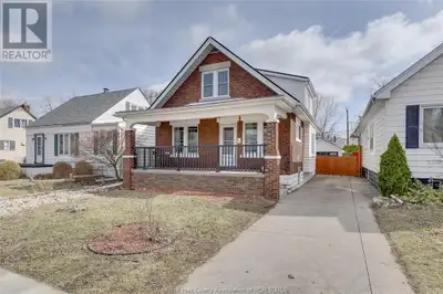 Here is a great opportunity to rent a beautifully updated upper unit close to shopping, walking trai...