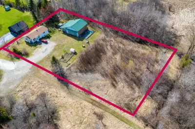 BELLE OPPORTUNITÉ D'INVESTISSEMENT! PROPRIÉTÉ TRES INTÉRESSANTE qui n'attend que votre projet. Le zo...