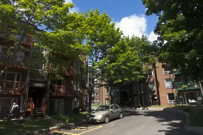 4 1/2 (1er mai) Photos intérieur à titre indicatif. Visiter pour mieux apprécier. Nichées confortabl...