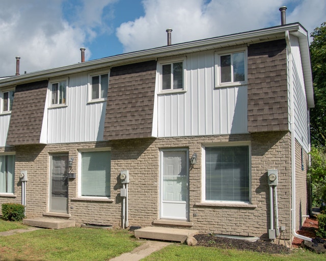 Recently RENOVATED 3 bedroom Townhouse Long Term Rentals Woodstock