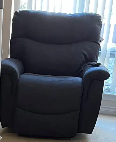 Comfortable like-new La-Z-Boy POWER lift chair, View more
