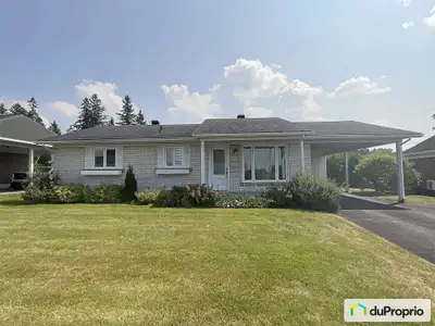 Beau grand bungalow, situé dans un quartier tranquille, avec un terrain sans voisin à l'arrière et b...