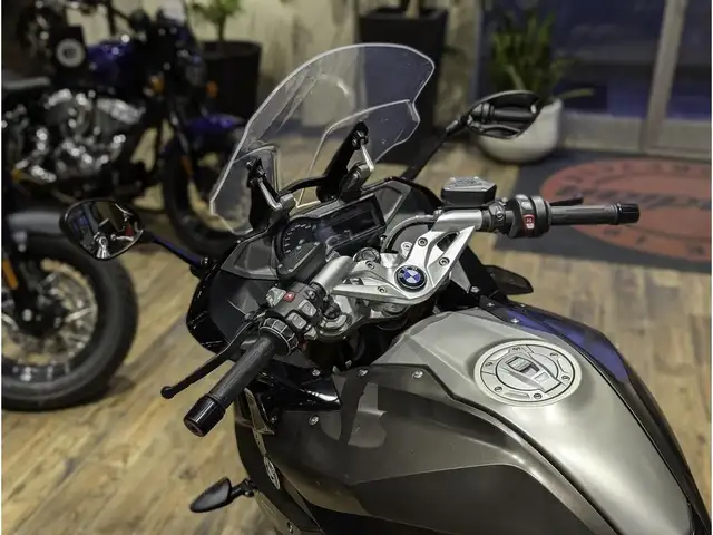 2018 BMW R 1200 RS // Frozen Bronze Metallic/Black Storm Metalli in Sport Bikes in Winnipeg - Image 9