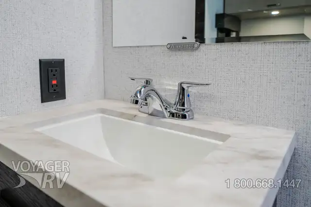 2027 Winnebago Sunflyer 22RS in Travel Trailers & Campers in Kelowna - Image 16