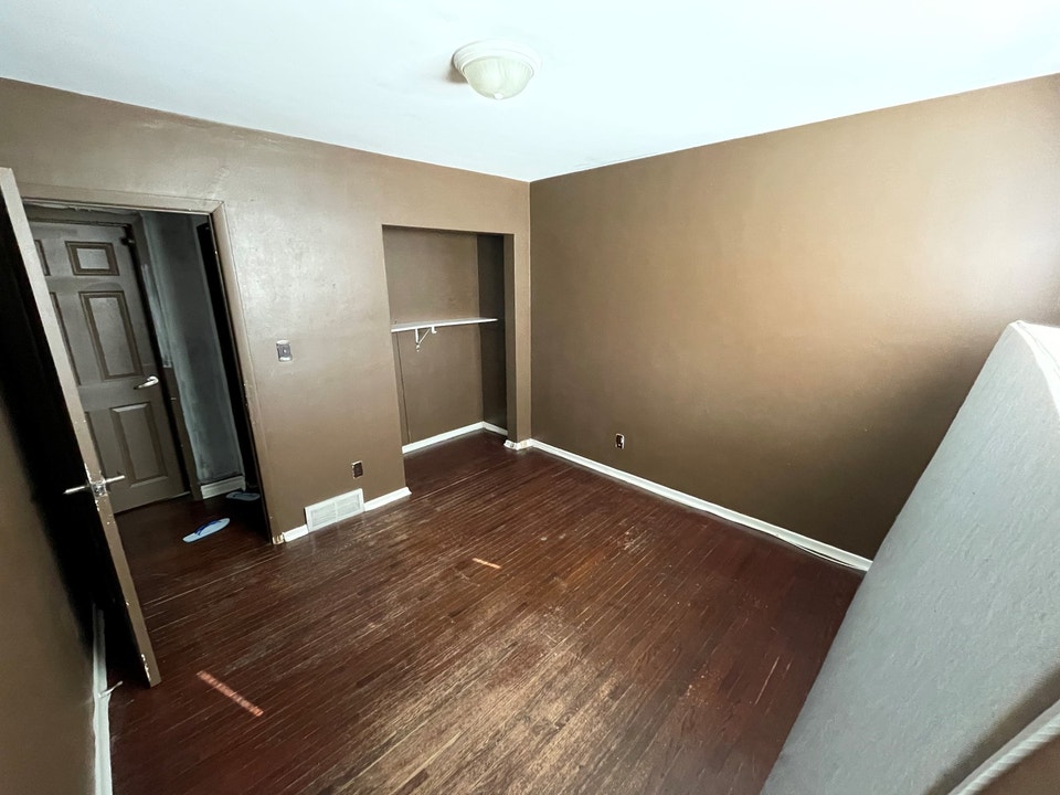Spacious Student Bedroom Available on Hazel St! (Room 4) 5