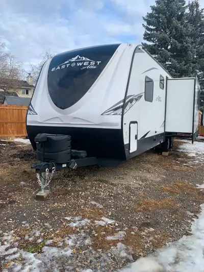 SAVE THOUSANDS VERSE NEW ! RV SHOW IS ON THIS WEEEKEND TIME TO COMPARE OUR TRAIL;ER IS LIKE NEW IT H...