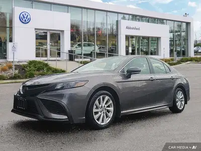 This Toyota Camry delivers a Regular Unleaded I-4 2.5 L/152 engine powering this Automatic transmiss...