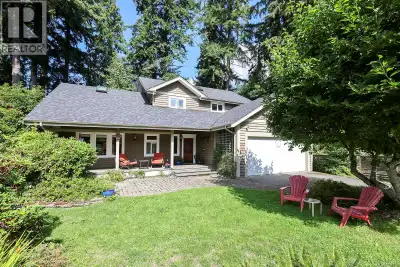 Welcome to 789 3rd Street, a beautiful 6-bedroom, 4-bathroom home in Courtenay’s beloved Old Orchard...