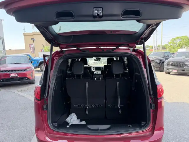 2027 Chrysler Grand Caravan SXT in Cars & Trucks in Markham / York Region - Image 21