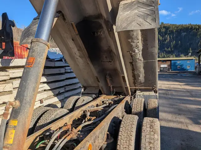2005 KENWORTH T800 in Heavy Trucks in Kamloops - Image 36